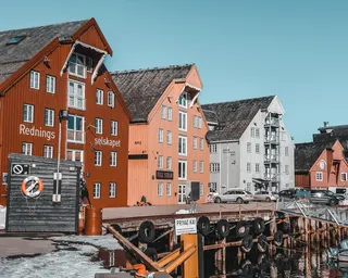 港口旁建筑物的照片