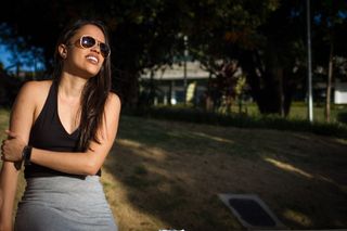 身穿黑色和灰色无袖连衣裙的女子