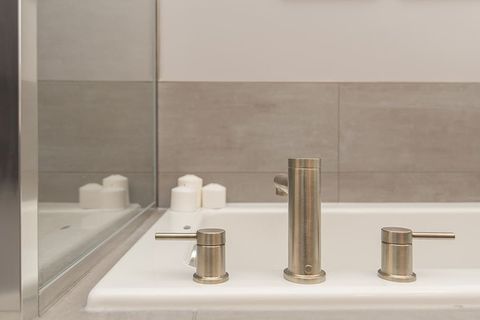 浴缸上的灰色水龙头