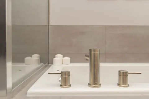 浴缸上的灰色水龙头