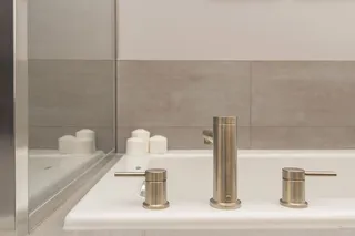 浴缸上的灰色水龙头