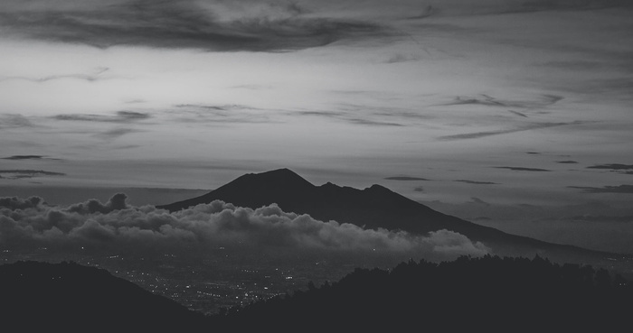 多云天气火山的航空灰度照片