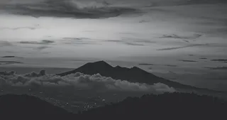 多云天气火山的航空灰度照片