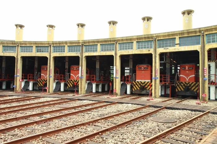 火车，扇形车库，铁路，轨道交通，建筑，建筑结构，交通，天空