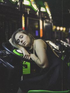 睡在方向盘上的女人