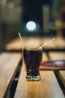 桌面上的土耳其茶杯 桌面上的土耳其茶杯