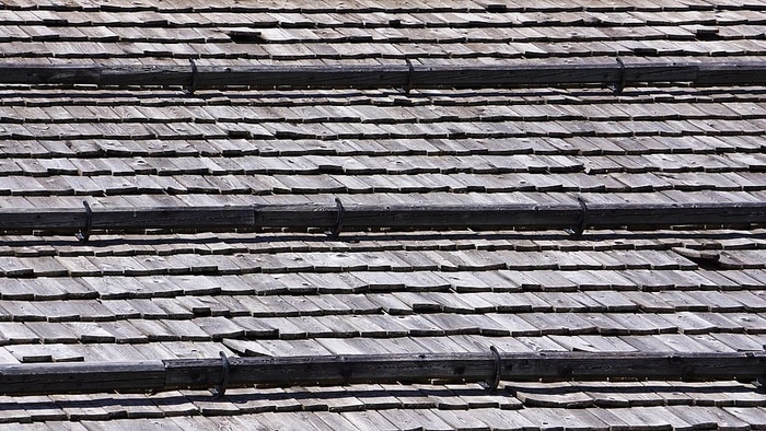 屋顶，瓦屋顶，板岩，长凳，家具，地毯，建筑，圆形剧场