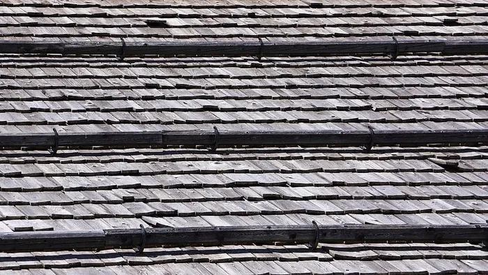 屋顶，瓦屋顶，板岩，长凳，家具，地毯，建筑，圆形剧场