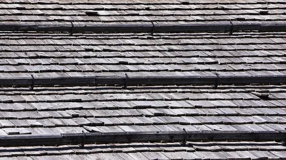 屋顶，瓦屋顶，板岩，长凳，家具，地毯，建筑，圆形剧场