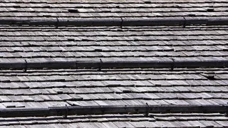 屋顶，瓦屋顶，板岩，长凳，家具，地毯，建筑，圆形剧场