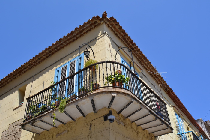 低角度照片，house terrace，古巴哈瓦那，home，facade，building，architecture