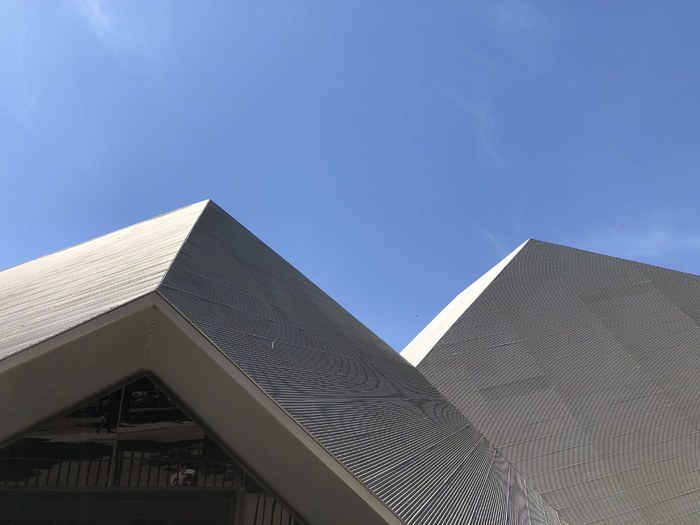 白色建筑结构的低角度摄影