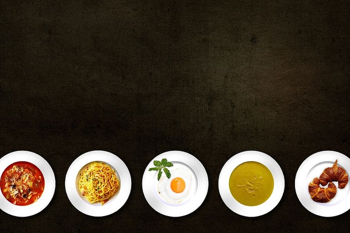 厨房盘子里的食物