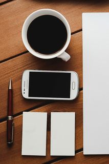 红色罗文水果配咖啡和白纸