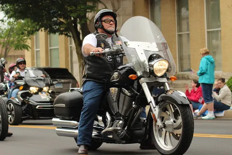 摩托车，摩托车手，阵亡将士纪念日，游行，自豪，旅行，美国，小镇