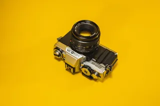 黑色和灰色数码单反相机