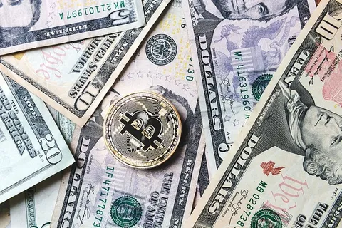 钞票上的比特币照片