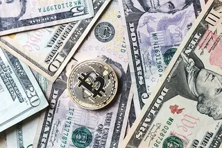 钞票上的比特币照片