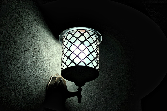 金属灯在夜间打开