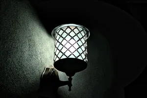 金属灯在夜间打开
