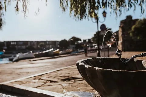 人行道上有水流的饮水机