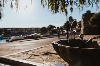 人行道上有水流的饮水机