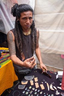 穿黑色无袖衬衫的男子