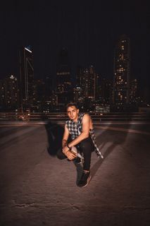 男子蹲在混凝土路面上