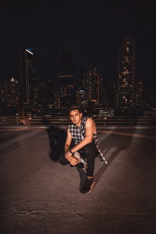 男子蹲在混凝土路面上