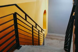 黄色墙壁旁的楼梯