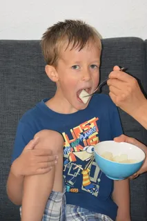 饲料，儿童，食物，水果，人，电源，饥饿，男孩