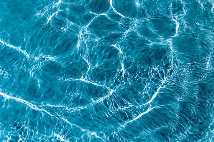 游泳池中波浪状的水面