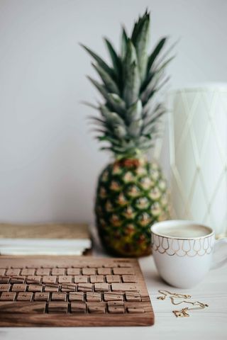 木制键盘和一杯咖啡