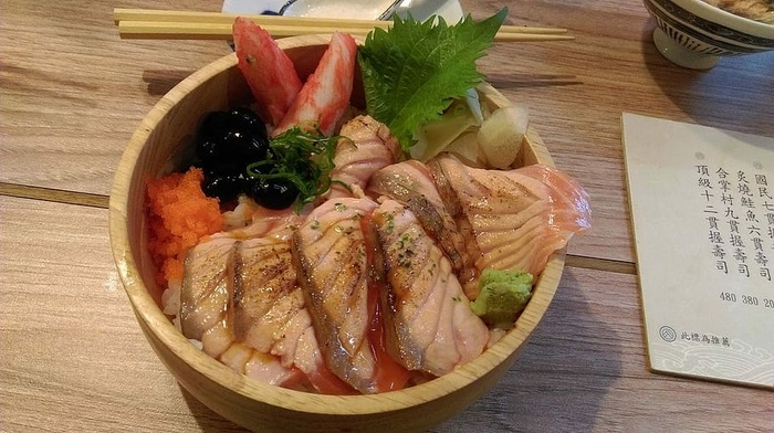 棕色陶瓷碗中的蔬菜肉