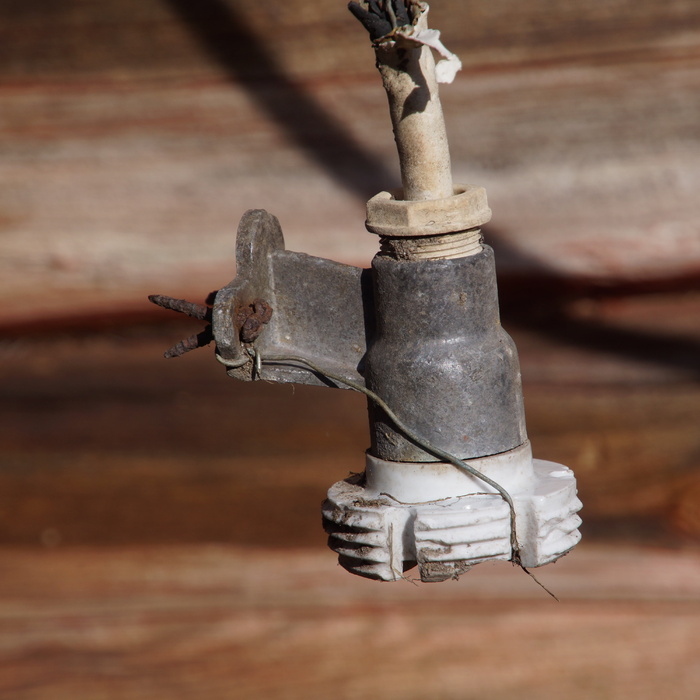 破损、电气、灯座、生锈、有缺陷、危险、已拆除、金属