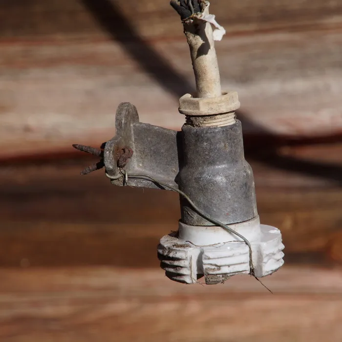 破损、电气、灯座、生锈、有缺陷、危险、已拆除、金属