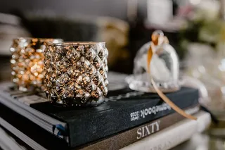 酒瓶、蜡烛和墙上的一幅画