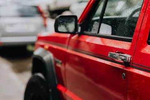 老红吉普车切诺基