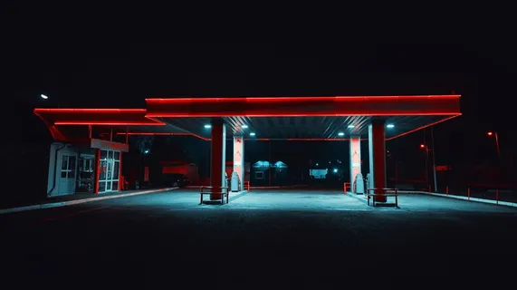 夜间加油站 夜间加油站