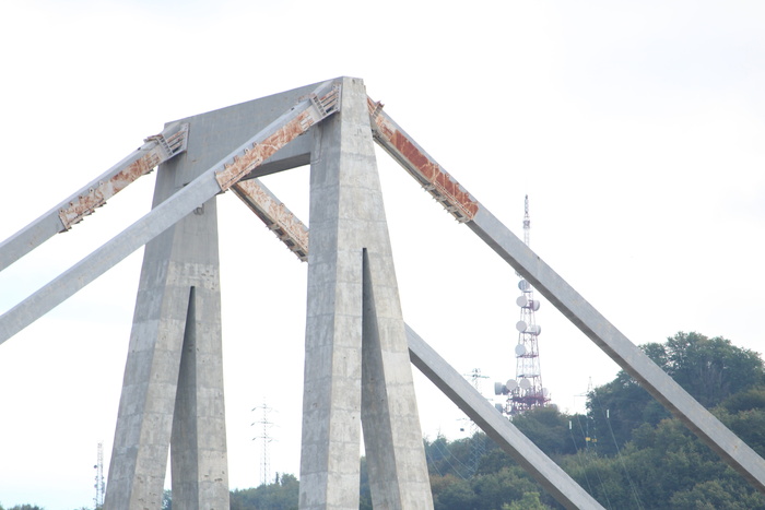 莫兰迪桥，热那亚，坍塌，天空，建筑，已建结构，低角度视图，无人