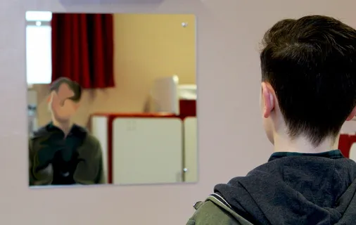 人，人，脸，衣服，衣服，镜子，手指，扭曲