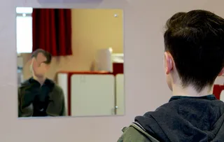 人，人，脸，衣服，衣服，镜子，手指，扭曲