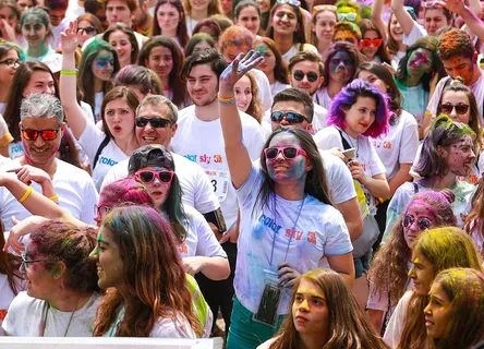 一群脸上涂着彩色粉末的人