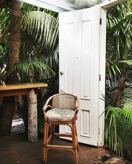 澳大利亚，拜伦湾，雪莉街67号，椅子，座椅，植物，树，桌子