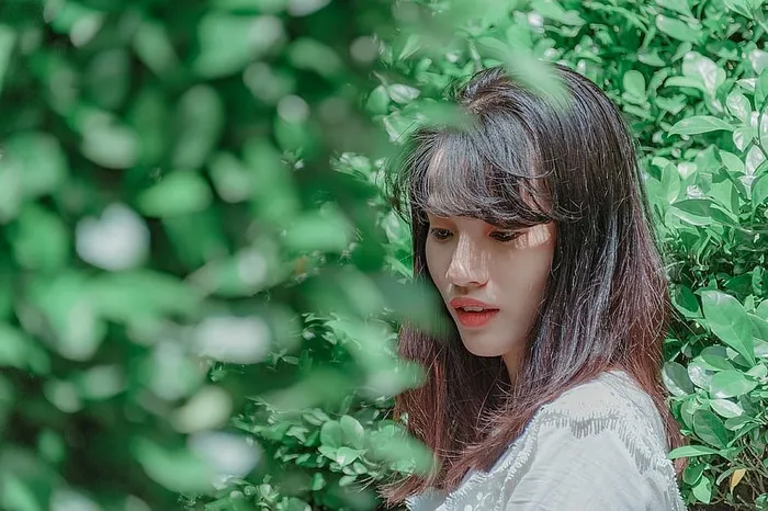穿灰色上衣的女人