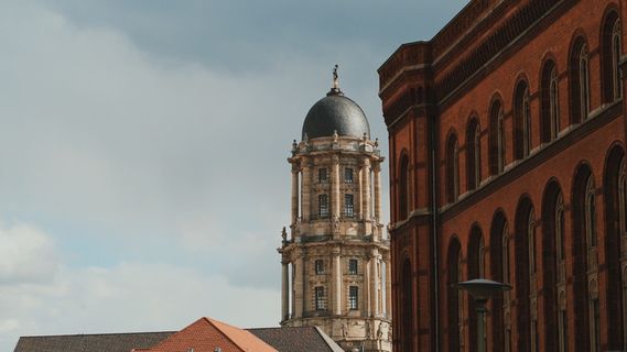 肖像摄影中的棕色和黑色混凝土国会大厦