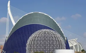 天空映衬下的现代办公楼