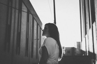 大楼，人，女人，女孩，站着，孤独，外面，黑白