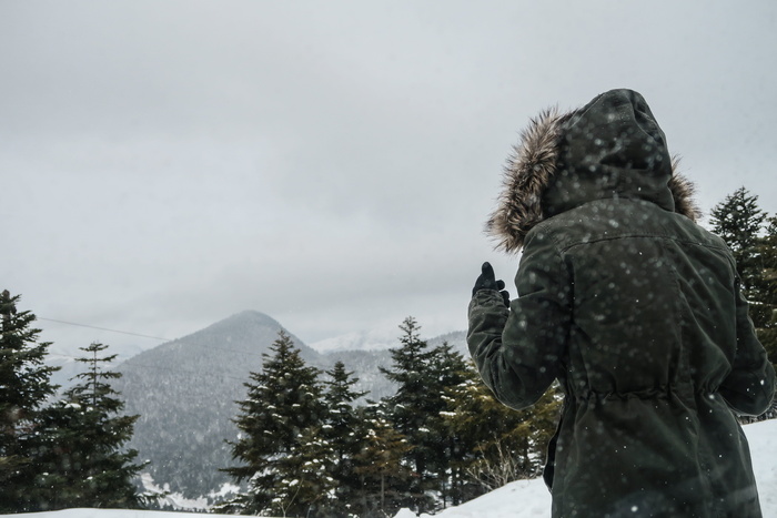 雪季穿黑色夹克的人