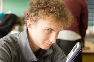 肖像，头像，一人，聚焦前景，观看，室内，学生，坐着